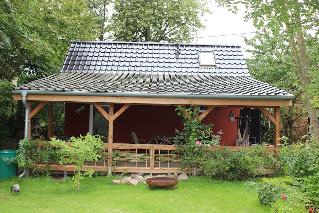 Die überdachte Terrasse (mit Tischtennisplatte)
