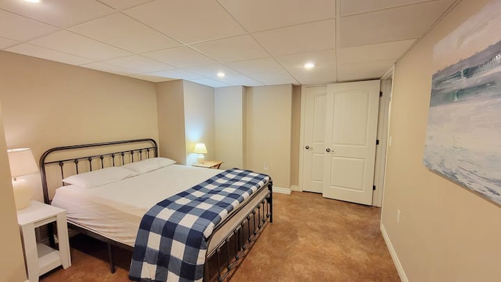 Camera da letto seminterrata con letto queen-size