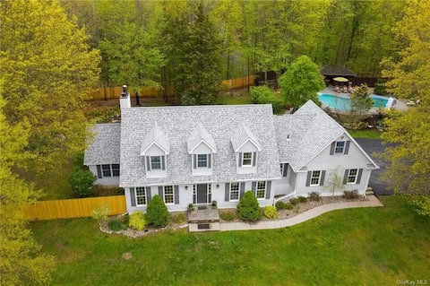 Hudson Valley: Heated Pool, Sauna, Hot Tub, Groups