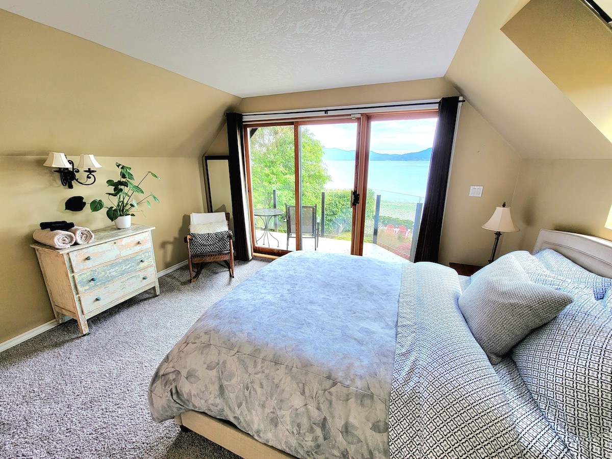 楼上1号卧室，带标准双人床