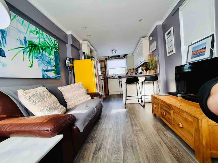 Cosy Base with Hot Tub (seasonal) Near Beach