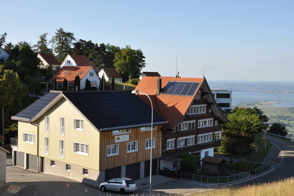 Frontansicht mit Ausblick auf den Bodensee