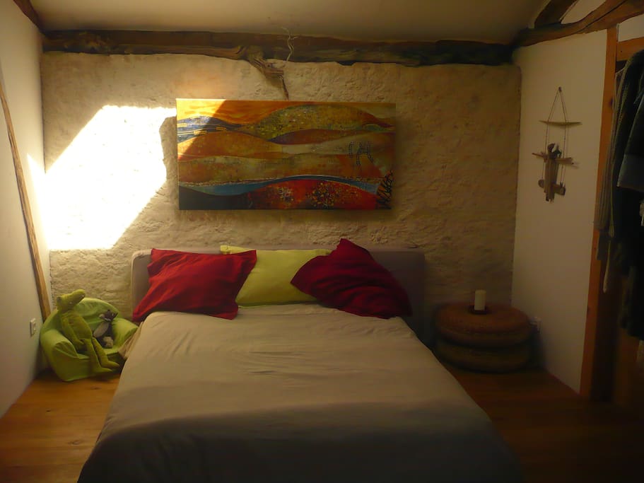 Petite chambre chaleureuse avec une mezzanine qui permet d’accueillir un couchage de plus