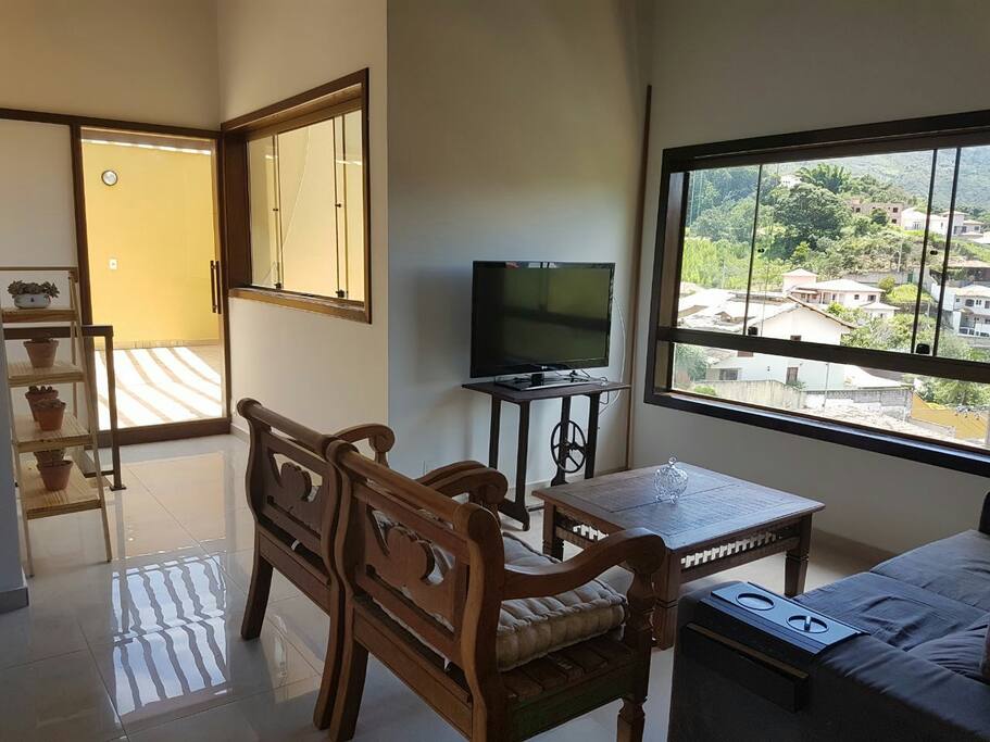 sala de star e no fundo porta para área externa