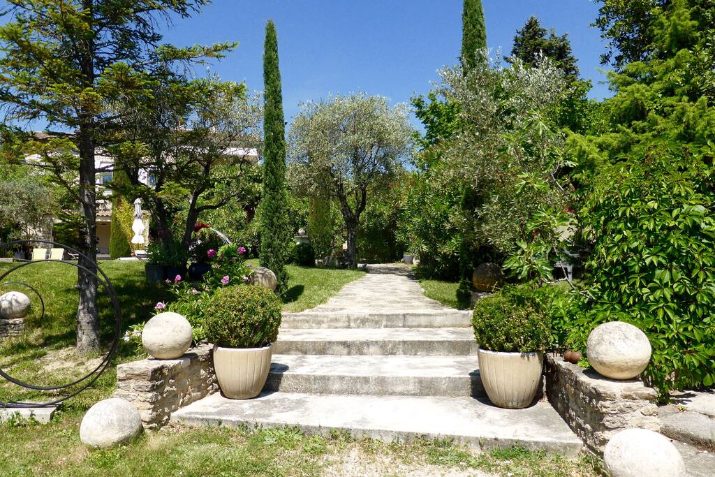 l'entrée du jardin