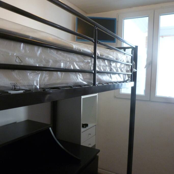 UNE CHAMBRE AVEC BUREAU, TV,RANGEMENT, lit hauteur et point d'eau