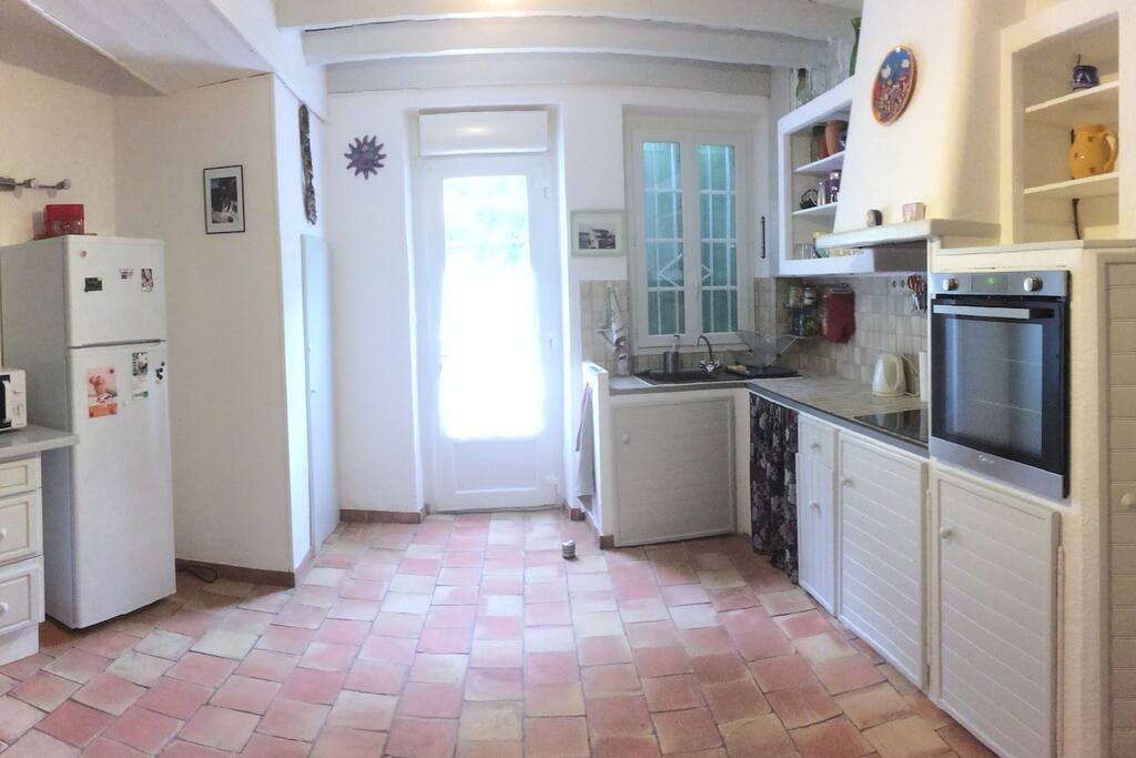 Cuisine avec porte d'entrée dans la maison