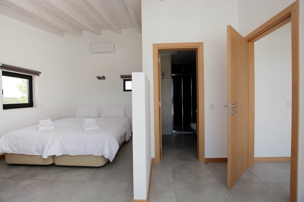 带独立浴室和淋浴的套房