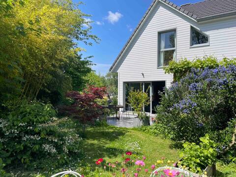 House with Garden, 25 minutes from Paris.