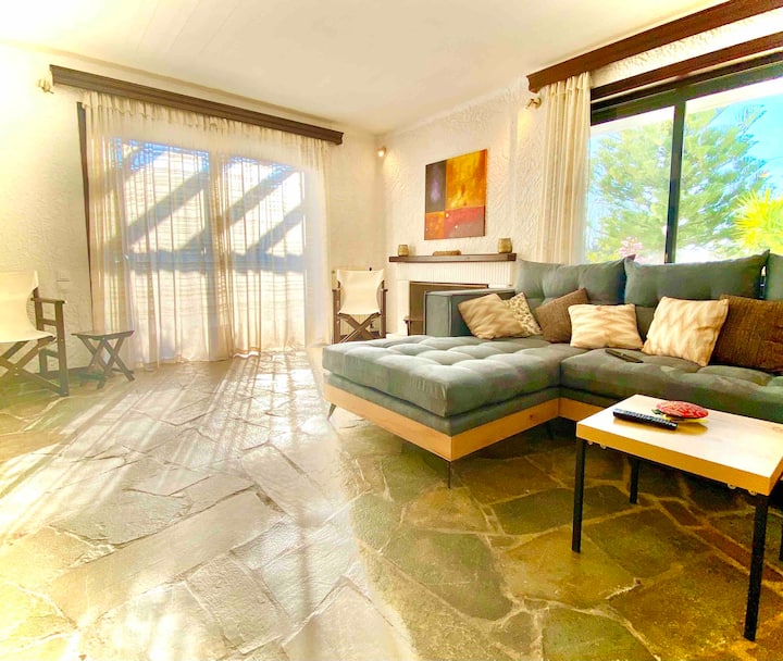 客厅配备大沙发和壁炉。 