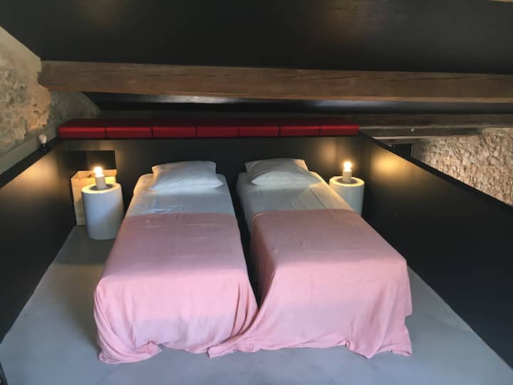 Мезанин во брачен или брачен кревет (широк 180-220 см)