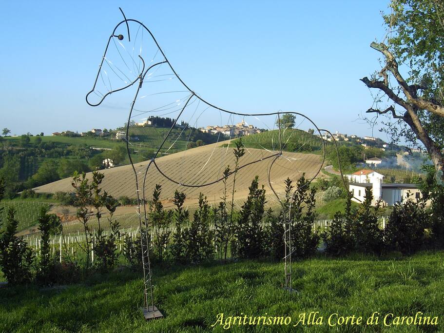 Vista panoramica verso il borgo di Monte Giberto