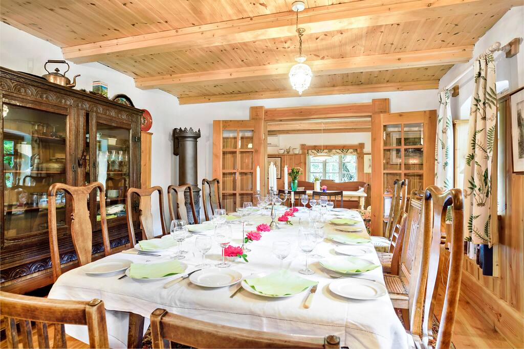 Dining room, seating 12