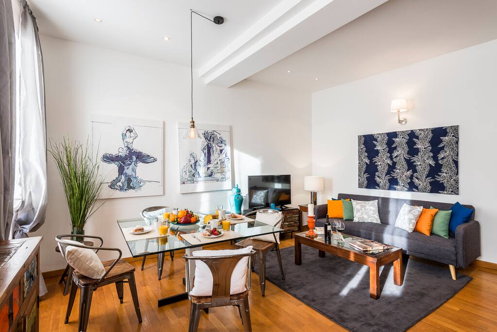 Bright living/dining area