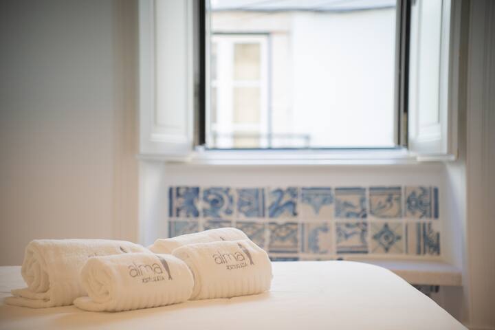 Baroque apart w/patio Portuguese Soul Bica Tram 4p gallery image 5