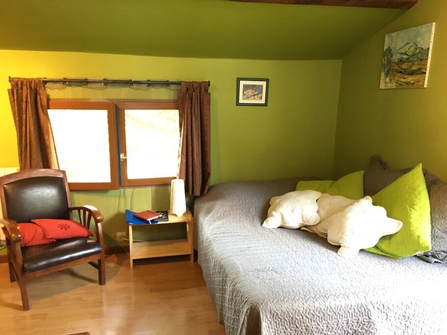 Lit 2 places en 140, draps et serviettes de toilette inclus dans le tarif .