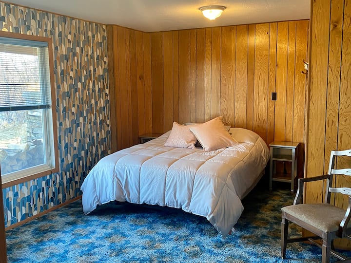 Стаята за ретро - груби тапети и съответстващ килим - всичко, което липсва, е водно легло.