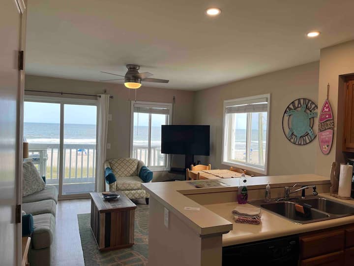 Svetainės erdvė su nuostabiais vaizdais.  Mėgaukitės sėdėdami prie valgomojo stalo, sofos (su ištraukiama dvigule lova), baro kėdėmis arba tiesiog stovėdami virtuvėje.  Didelis 55colių televizorius su aukščiausios kokybės kabeline televizija ir Roku.