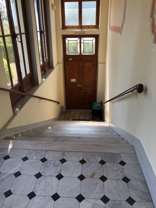 scale di accesso all'ascensore