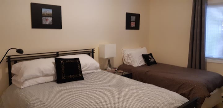 2 - ра спалня, двойно и единично легло.