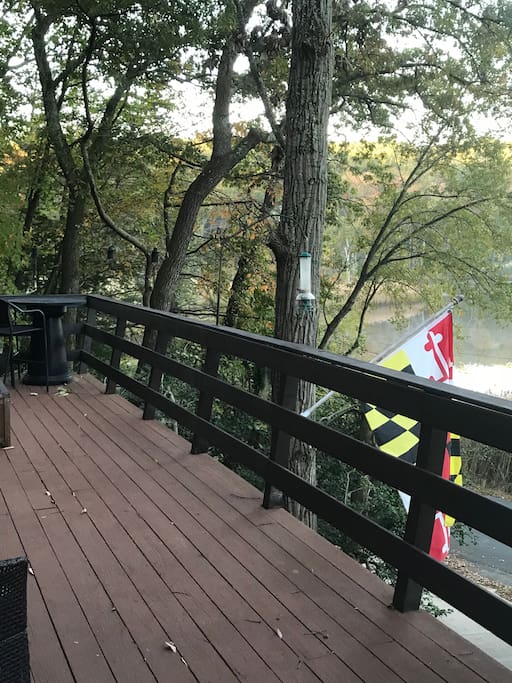 Deck with propane Firetable for 2. Amazing place to watch all the wildlife.