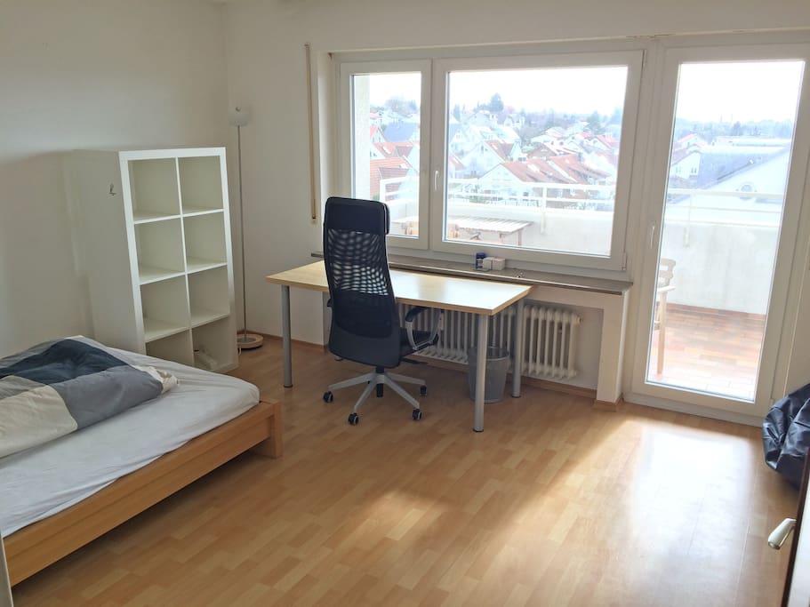 Blick ins Zimmer und auf den Balkon