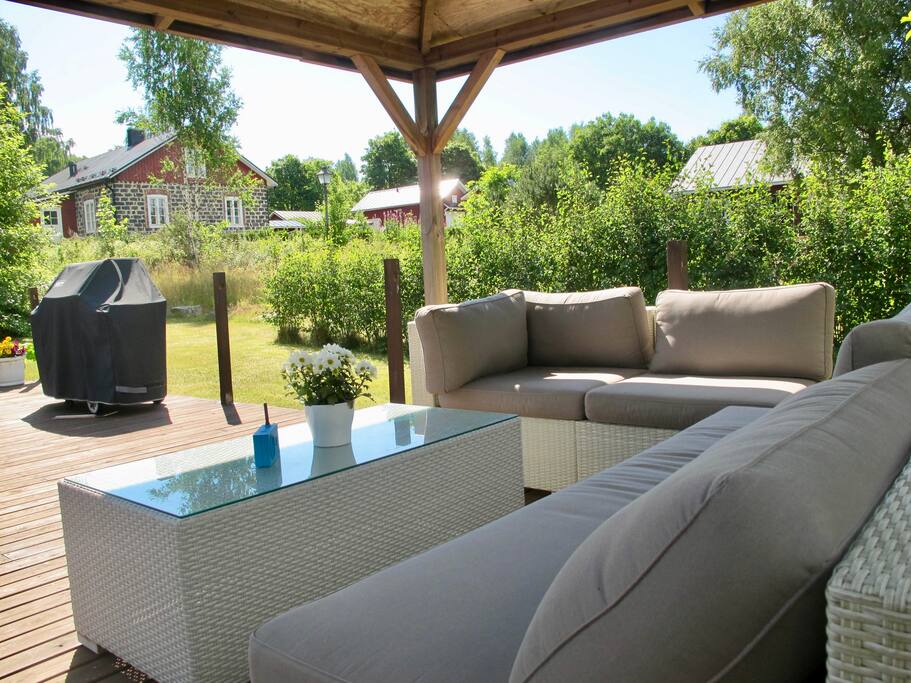 Mukavat sohvat terassikatoksen suojassa. ENG Cosy couches under the covered patio.