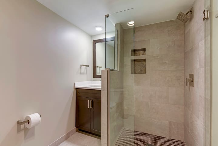 Lake Minnetonka great for small groups . gallery image 4