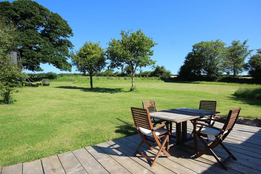 The extra large garden is ideal for children and dogs.