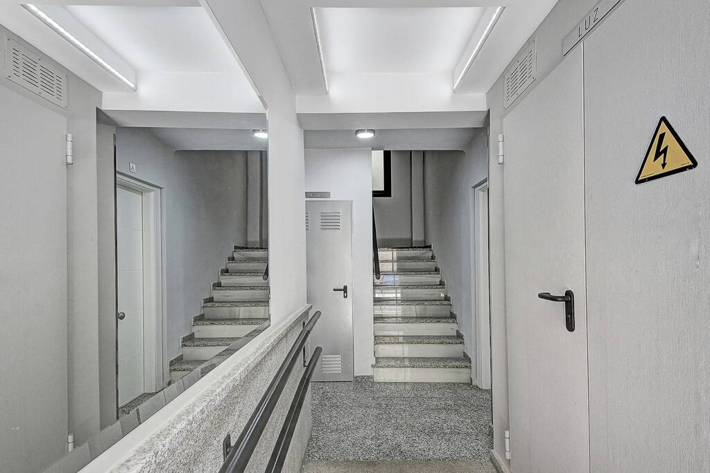 Entrada acceso al edificio con rampa