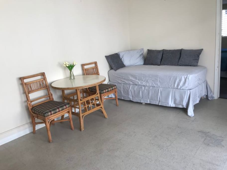 Living room with one bed and a table and two chairs