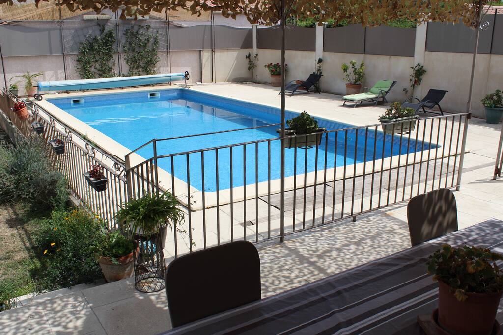 Piscine et pergola avec table