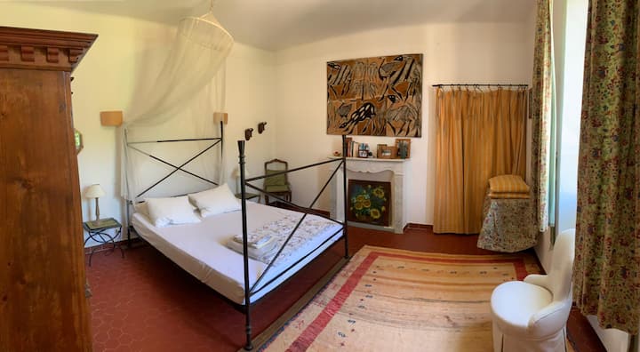 Голяма спалня с двойно легло и гардероб