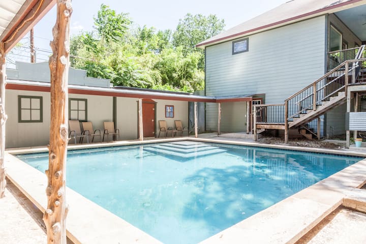 Rare Wild West-style compound nr DT