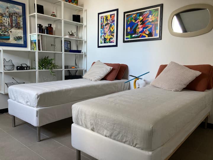 单间公寓/客厅：带单人床的景观。 床可以合并成双人床 