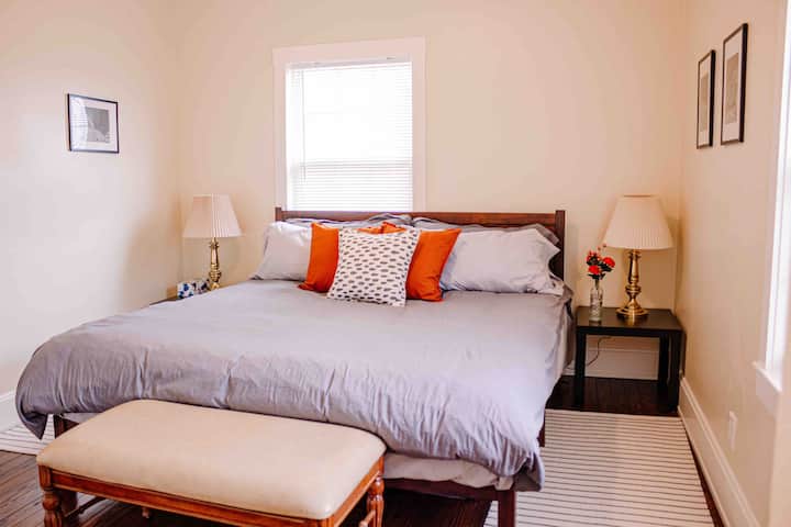 Dormitorio principal del primer piso con cama King y baño completo en suite.


© Fotografía Rachel Treinen 