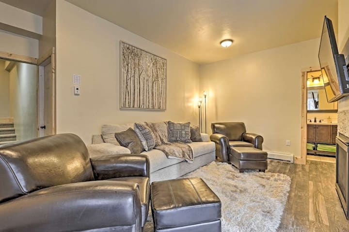 这是我们小木屋的第二个起居空间，也是我最喜欢的地方。这可以用作第四间卧室，配有化妆浴、壁炉和大屏幕电视。