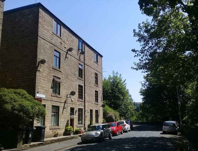 Todmorden (Walsden), quiet  apartment with a view.