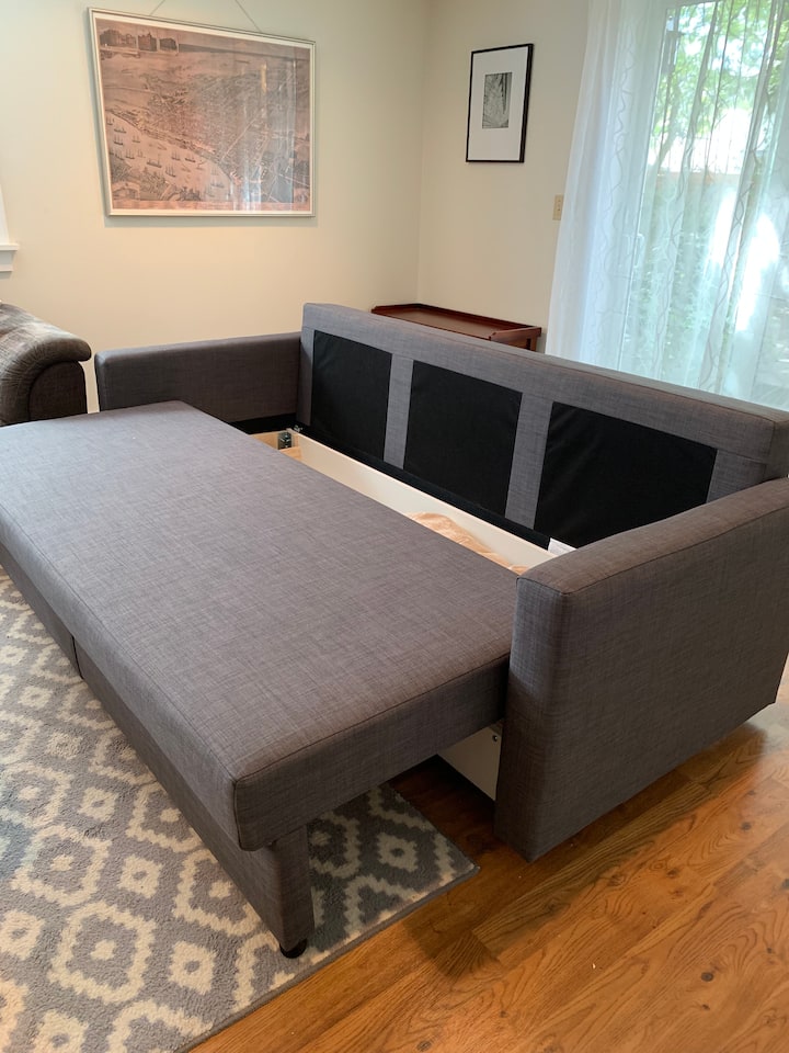 Подигнете ги нежно на клупата за каучи и пружините ќе го направат останатото, откривајќи ги сите постелнини што ви се потребни за да го претворите каучот во цел/брачен кревет (широк 150-179 см)