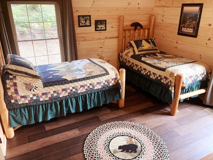 Second bedroom with twin beds