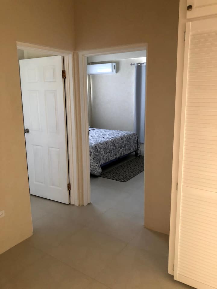 Vestíbulo que conduce al baño y a la habitación