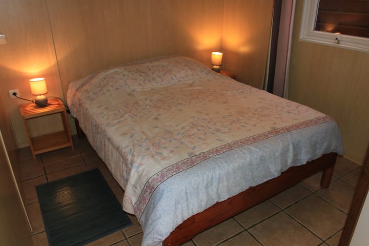 Chumba cha kulala 2 chenye kiyoyozi kitanda-140