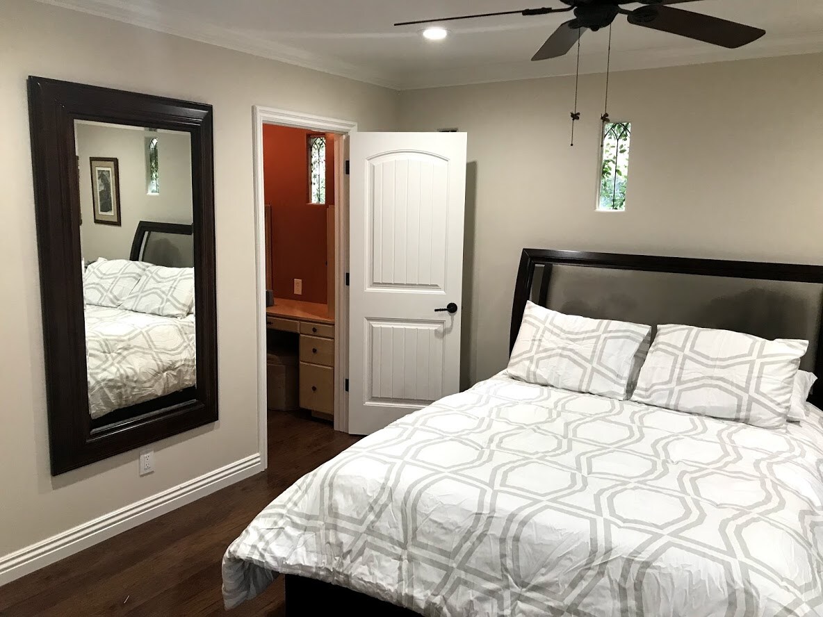 Dormitorio con cama tamaño queen