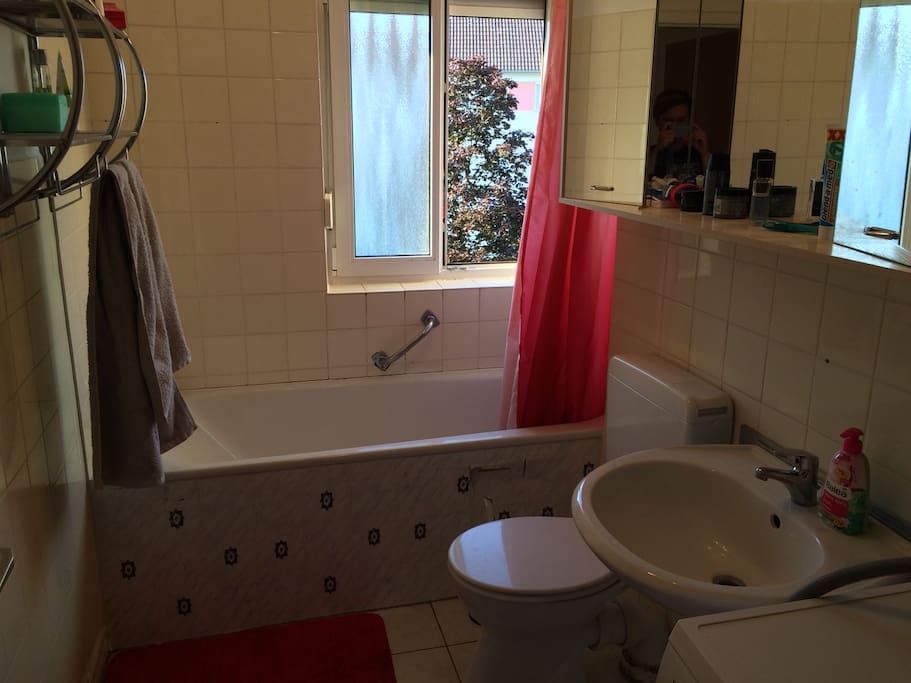 Bad mit Badewanne und natürlichem Licht