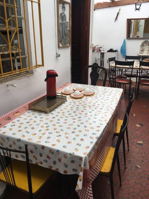 Mesa do café, no quadro compõe o espaço, porem a partir da 6 da manha contem, pão, manteiga, requeijão, margarina e geleia de goiaba.
Há também uma sanduicheira disponível.