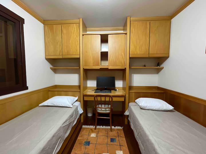 双人床卧室和带显示器的书桌  