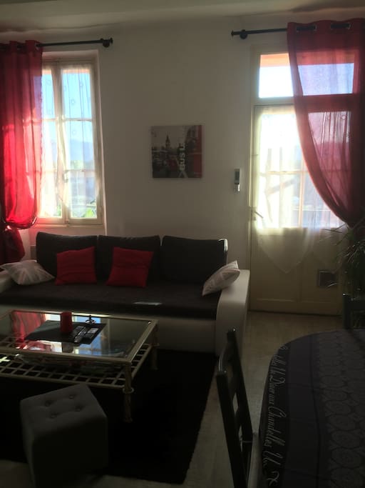 Salon avec Canapé lit/Table à manger/TV Ecran plat 120cm+home cinema/Wifi permanent et haut débit