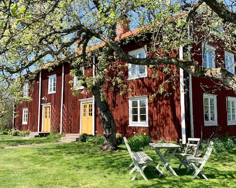 Top performing Airbnb: 18th century Twin Cottage in Oskarshamn