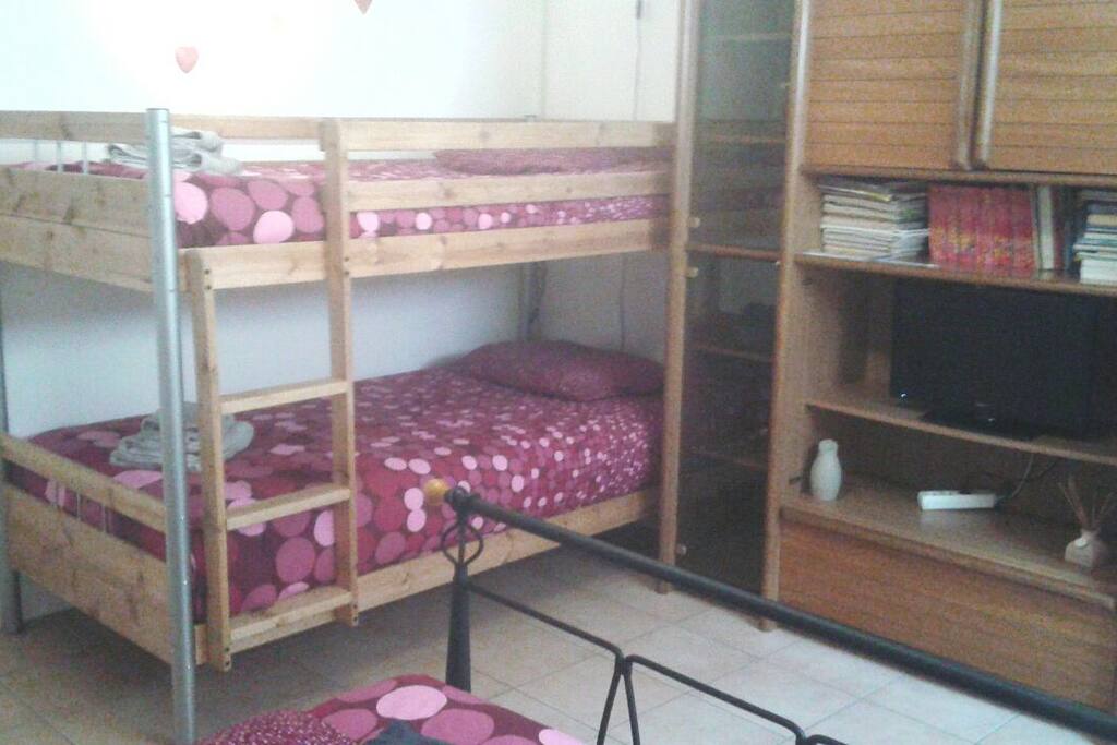 Lits superposés pouvant accueillir 2 personnes supplémentaires, idéal pour des enfants mais les adultes sont les bienvenus aussi