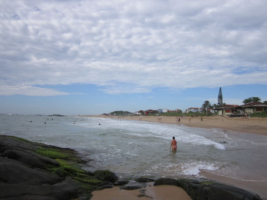 Praia mar aberto com aguas claras